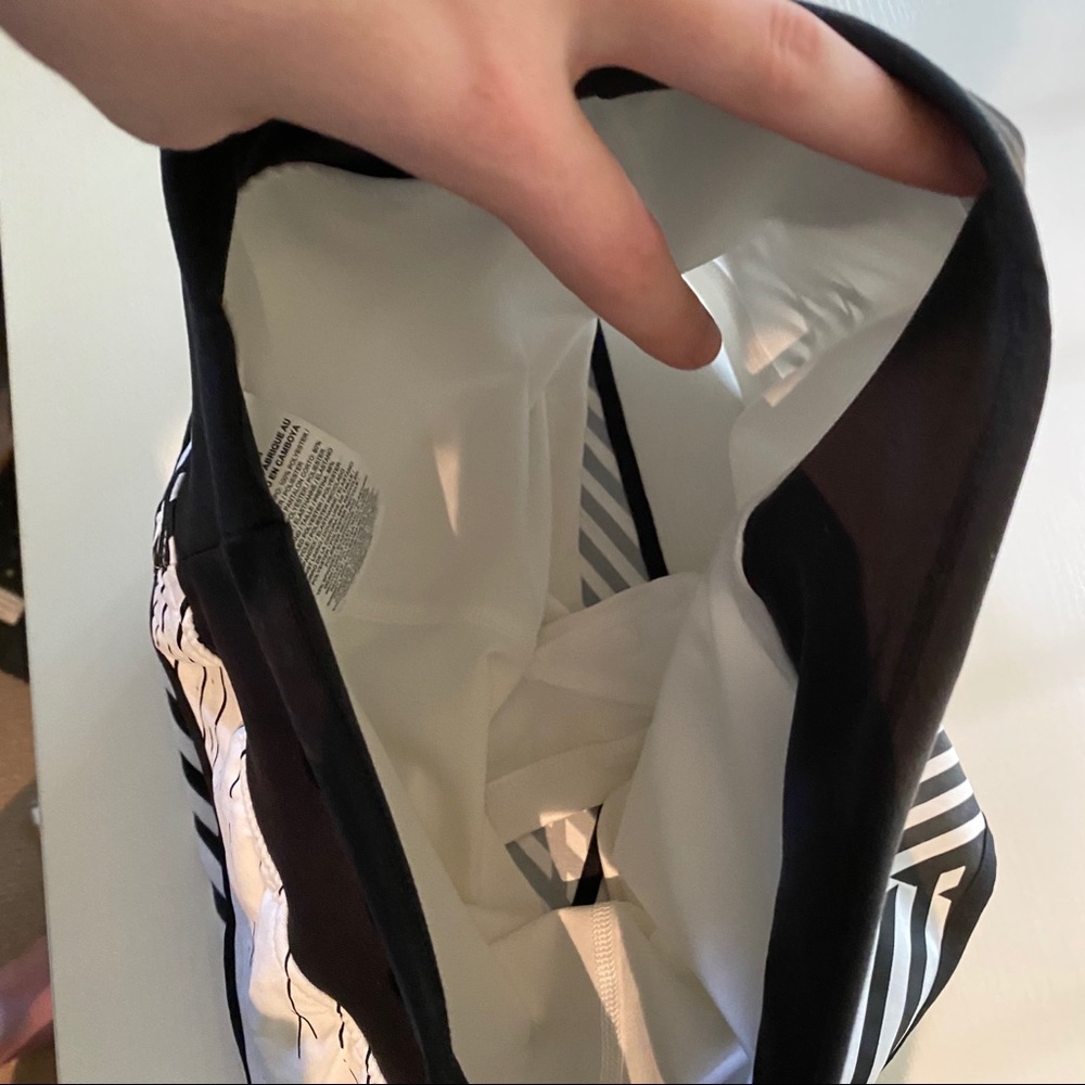 Nike Dry-Fit shorts white with black stripes - Picture 7 of 7